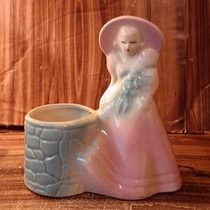 Vintage Shawnee 6" southern belle planter